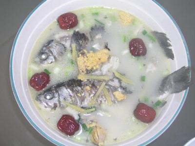 鲫鱼生姜枣粥的做法